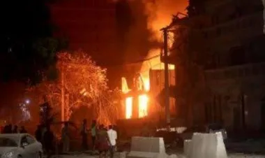 هجوم بسيارة مفخخة يستهدف مطعما شعبيا وسط مقديشو وأنباء عن وقوع قتلى وجرحى