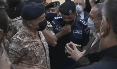 فيديو زيارة الملك عبدالله الخاطفة لمستشفى السلط وغضبه من انقطاع الأكسجين وموت عدد من المرضى