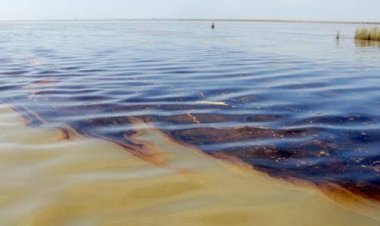 النفط تسرّب في المتوسط إثر استهداف إسرائيل ناقلة إيرانية