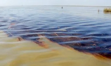 النفط تسرّب في المتوسط إثر استهداف إسرائيل ناقلة إيرانية