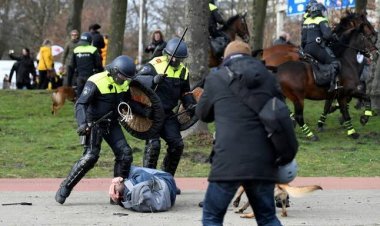 الشرطة الهولندية تستخدم خراطيم المياه لتفريق المحتجين على الإغلاق