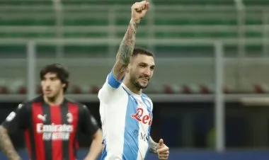 ميلان يسقط في عقر داره أمام نابولي ويواصل الابتعاد عن الصدارة