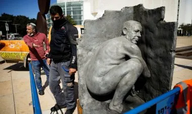 نتنياهو عارٍياً في إحدى ساحات تل أبيب