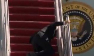 البيت الأبيض يكشف حالة بايدن بعد تعثره على سلم طائرة الرئاسة: وقع بسبب الرياح