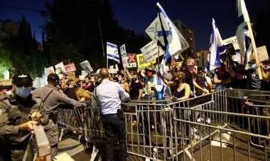 عشرات آلاف الإسرائيليين في عدة مدن، يطالبون باستقالة بنيامين نتنياهو