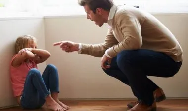 دراسة تحذر.. القسوة على أطفالكم تؤذي أدمغتهم