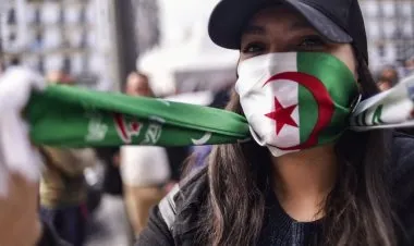 متظاهرون جزائريون  يغلقون عدة طرق في ورقلة ويرشقون رجال الشرطة بالحجارة وسط إطلاق الغاز المسيل للدموع