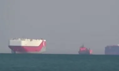 طابور السفن المنتظرة عبور قناة السويس وصل حتى الهند