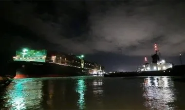 هيئة قناة السويس تبدأ محاولة تعويم السفينة البنمية الجانحة