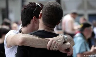 فرنسا تطلب  من أئمة المساجد تزكية زواج المثليين