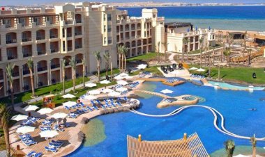 الشواطئ الوردية تجربة مثيرة لمحبي الرياضات المائية