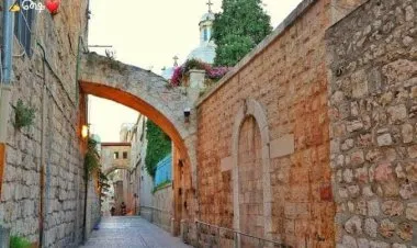 ها أنت تمشي وحدك في الشوارع ناسياً من أنت