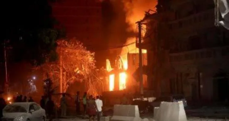 هجوم بسيارة مفخخة يستهدف مطعما شعبيا وسط مقديشو وأنباء عن وقوع قتلى وجرحى