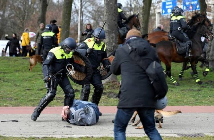 الشرطة الهولندية تستخدم خراطيم المياه لتفريق المحتجين على الإغلاق