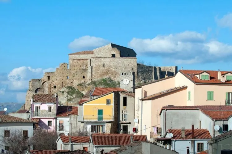 بلدة إيطالية تبيع منازل الأحلام بـ1 يورو للأجانب