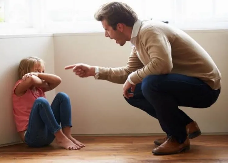 دراسة تحذر.. القسوة على أطفالكم تؤذي أدمغتهم