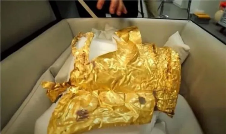 العلماء يعثرون على على قناع ذهبي عمره 3 آلاف سنة