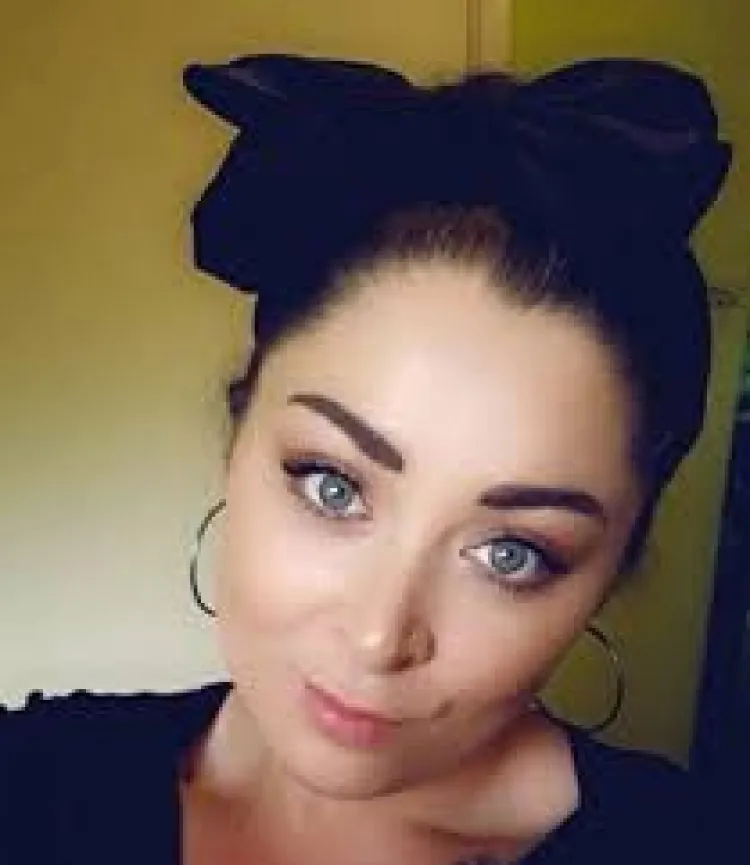 إمرأة تنهار أمام الرجال الجذابين