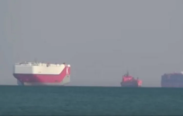 طابور السفن المنتظرة عبور قناة السويس وصل حتى الهند