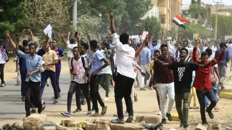 السودان: أول محاكمة من نوعها لمتهمين، يتبعون جهاز الأمن والمخابرات بتهم القتل العمد، وجرائم ضد الإنسانية