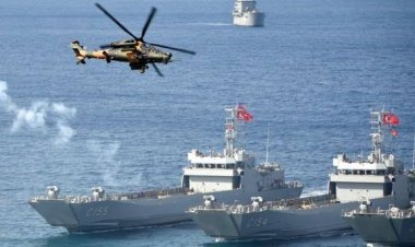 مناورات عسكرية إيرانية - باكستانية مشتركة في مياه الخليج وخليج عمان.