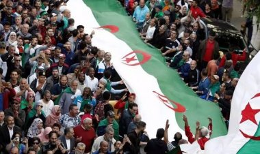 الرئيس الجزائري يوجّه تحذيراً شديد اللهجة إلى الحراك المنظم للمظاهرات