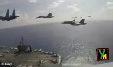 مقاتلات سو-30 الروسية تحلق فوق حاملة الطائرات الأمريكية
