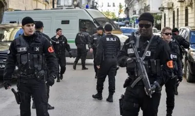 الشرطة الجزائرية تعتقل أشخاصا لهم علاقة بالحراك الشعبي وتتهم سفارة أجنبية بالتمويل