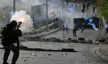 إصابة عشرات المقدسيين في مواجهات ما زالت مستمرة مع الجيش والمستوطنين