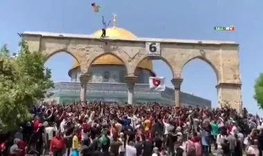 المصلون يؤدون قسم حماية المسجد الأقصى بعد صلاة الجمعة