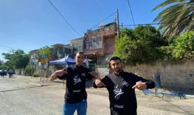 المقدسيون في حي الشيخ جراح يرتدون قمصانًا باللون الأسود تضامنًا مع غزة