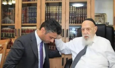 سفير الإمارات يتلقى بركة الكهنة من رئيس مجلس حكماء التوراة في القدس المحتلة