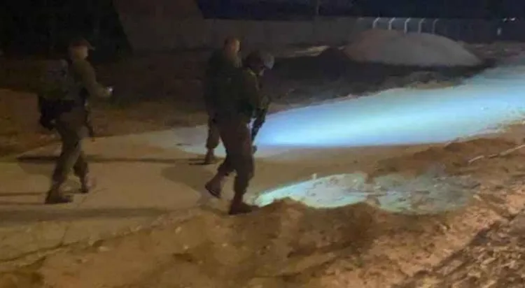 إصابة مستوطن بعملية طعن نفذها فلسطيني اجتاز السياج الفاصل من غزة