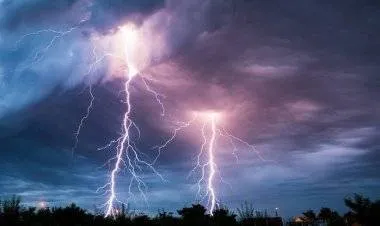 البرق يقتل 69 في الهند بينهم 11 أثناء التقاط "سيلفي"