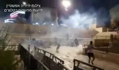 الاحتلال الاسرائيلي يطلق قنابل الغاز والصوت بكثافة ويمنع الشبان من الجلوس في منطقة باب العامود بالقدس المحتلة.
