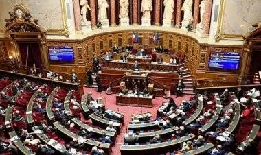 فرنسا تقرّ قانونا يراقب المساجد ويحارب تعدد الزوجات