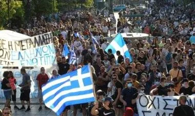 الشرطة اليونانية تشتبك مع متظاهرين يحتجون على إلزامية التطعيم ضد كورونا