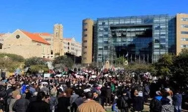 لاجئون فلسطينيون يغلقون المكتب الرئيسي لوكالة الاونروا في بيروت احتجاجا على تقصيرها