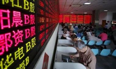 قرار صيني يهز الأسواق ويؤدي لخسارة تريليون دولار في قيمة الأسهم الصينية