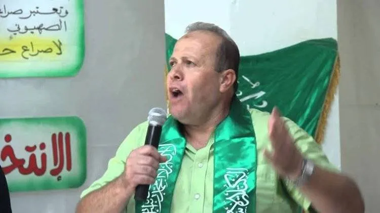 عماد البرغوثي.. عالم فلسطيني تضامن معه العالم وأهملته السلطة