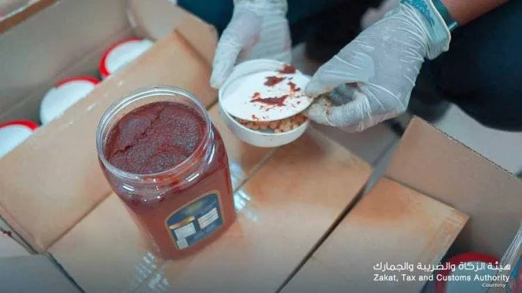 السعودية تحبط محاولة تهريب 2.1 مليون حبة كبتاغون بـ"معجون طماطم"
