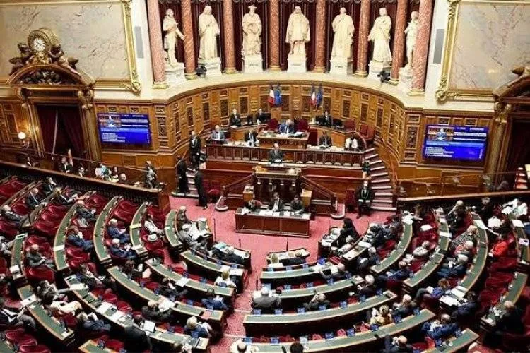 فرنسا تقرّ قانونا يراقب المساجد ويحارب تعدد الزوجات