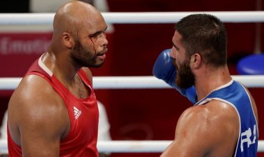 ملاكم يرفض مغادرة الحلبة ويثير الفوضى في أولمبياد طوكيو