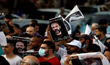 فلسطينيون يطالبون برحيل عباس في أربعينية الناشط