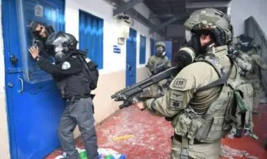 الأسرى الفلسطينيون يغلقون أقسام سجن عوفر بالكامل،