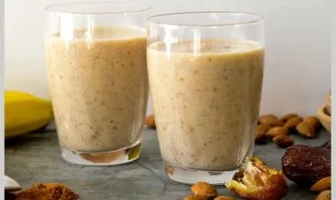 مشروب طاقة طبيعي من الحليب والتمر والموز