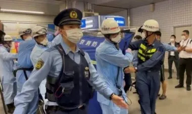 طوكيو: رأى امرأة سعيدة، فشعر بغضب شديد ورغبة في قتل الجميع فطعن الركاب بسكين