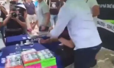 رئيس الوزراء التشيكي يتعرض للرشق بالبيض