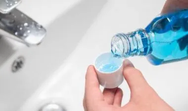 فائدة غسولات الفم في الوقاية من فيروس كورونا