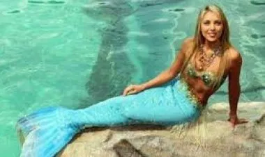 حورية بحر وسط فيضان جلاسكو الاسكتلندية